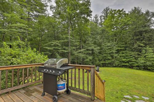 Charming Jaffrey Cottage with Deck and Grill!