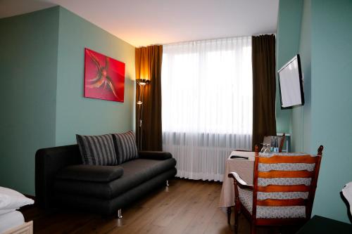 1 queen bed, 1 sofa bed