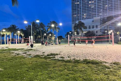 PS5 Beach Front 1 BD Condo just over the bridge 15 mins from everything