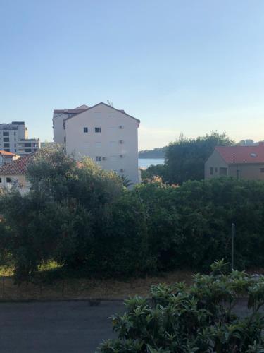 Stan na dobroj lokaciji sa pogledom na more