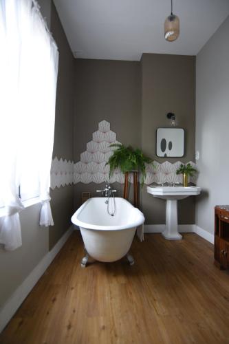 Bathroom, La maison botanique in Castillon-la-Bataille