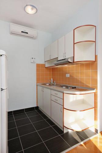 Apartments by the sea Duce, Omis - 5987