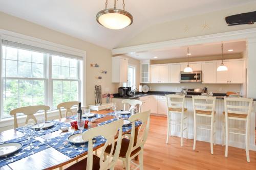 728 1 Mile to Nantucket Sound Beach Beautifully Updated Great Outdoor Space Central Air - image 2