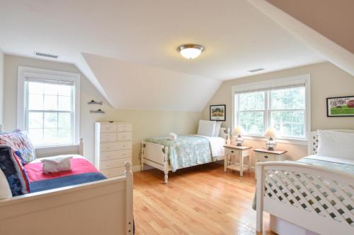 728 1 Mile to Nantucket Sound Beach Beautifully Updated Great Outdoor Space Central Air - image 12