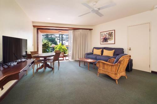 Classic Poolside Suite