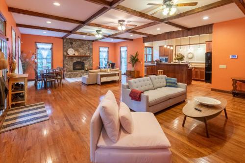 Elegant Smoky Mountains Retreat