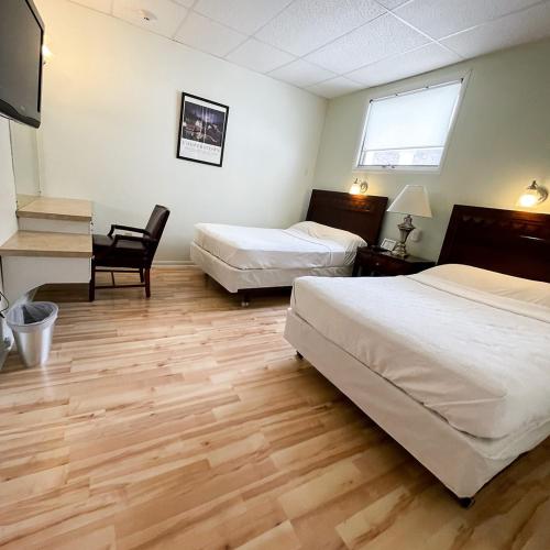 Baseball Town Motel - image 13
