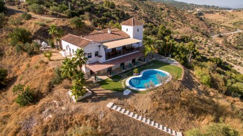 B&B Tolox - Mansion 7 bedrooms 6 bathrooms private pool heated in cold months and privacy of 5 ha pure nature 'San Jacinto' - Bed and Breakfast Tolox