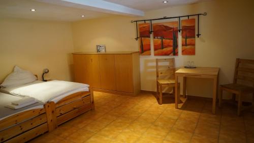 2 bedrooms, 5 beds