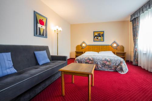 1 queen bed, 1 sofa bed