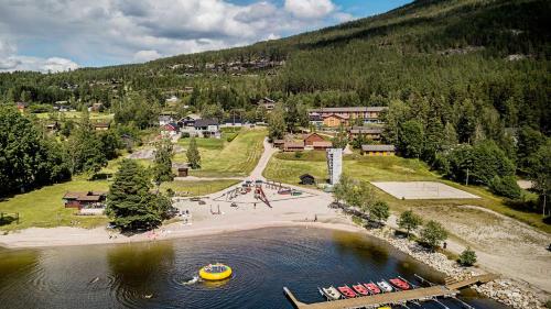Hytte rett ved vannet,jacuzzi og badstue Vradal