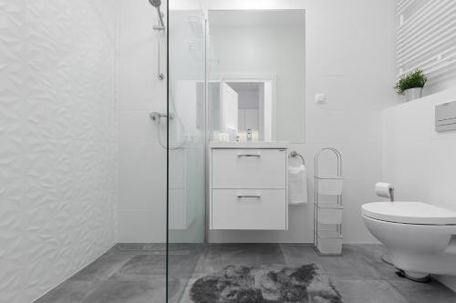 Golden Apartment Ursynów by Noclegi Renters - image 3