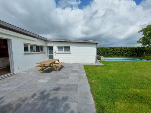 tuin, vakantiewoning met permanent verwarmd zwembad en sauna in Koekelare