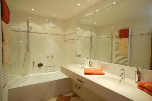 2 bedrooms, 3 beds