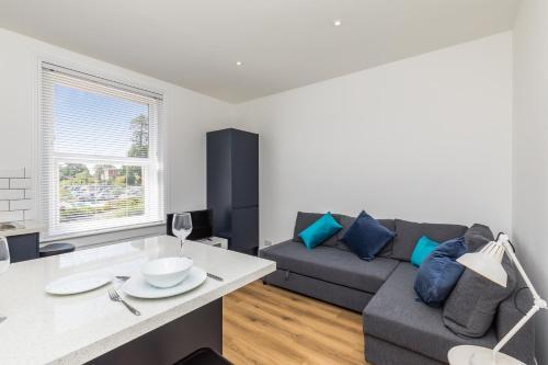 Hazelgrove Serviced Apartment by Huluki Sussex Stays