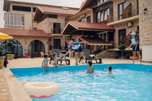 Абрикос Garden Hotel - image 7