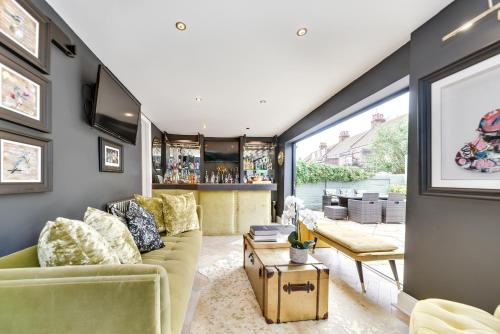 Melville House- Luxury house with bar and hot tub