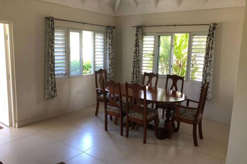 3 bed en-suite with pool and gym, close to beach