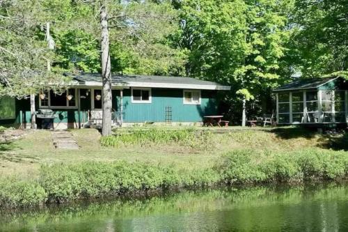 Whole home, private lake, sauna, WFH office