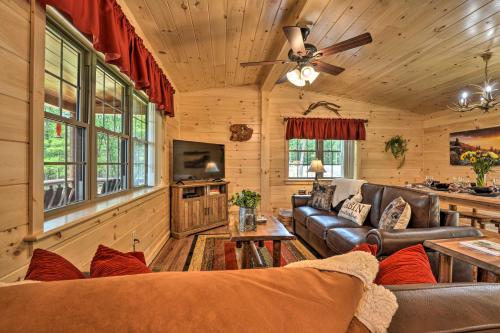 Secluded Mountain Cabin in Wardensville! in นิวมาร์เก็ต (VA)