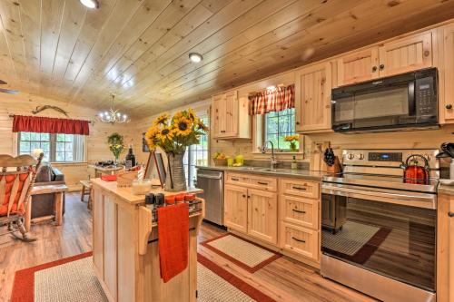 Upscale Wardensville Cabin with Deck and Hot Tub!