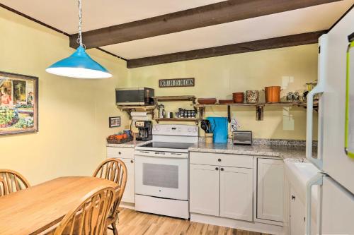 Rustic Hideaway with Fire Pit Less Than 1 Mi to River! in Hillsboro, USA