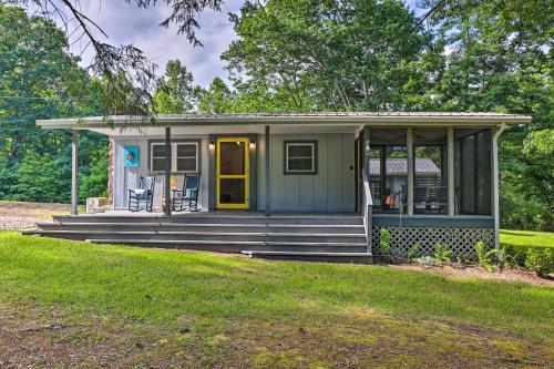 Rustic Hideaway with Fire Pit Less Than 1 Mi to River! in 薩默斯維爾