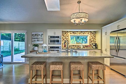 Stylish Palm Harbor Escape with Outdoor Oasis! - image 2