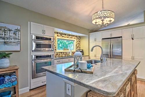 Stylish Palm Harbor Escape with Outdoor Oasis! - image 3