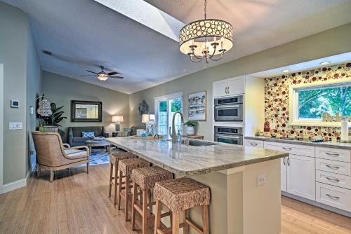 Stylish Palm Harbor Escape with Outdoor Oasis! - image 5