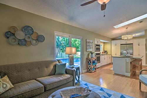 Stylish Palm Harbor Escape with Outdoor Oasis! - image 6