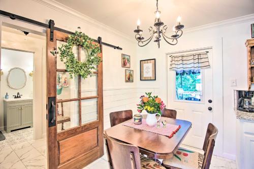 Charming Country Cottage 5 Mi to Downtown Tulsa! in Tulsa, USA