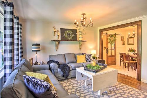 Charming Country Cottage 5 Mi to Downtown Tulsa! in Tulsa, USA