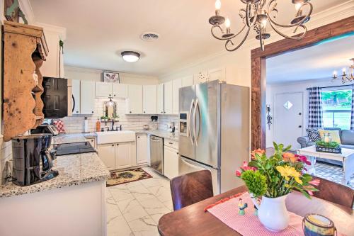 Charming Country Cottage 5 Mi to Downtown Tulsa! in Tulsa, USA