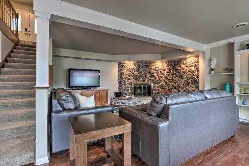 Spacious Lakefront Getaway - Family Friendly! - image 10