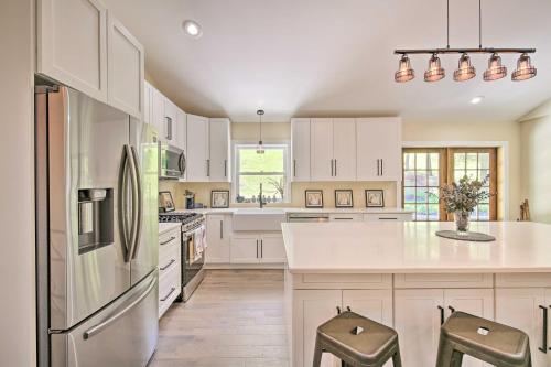 Modern NY Home with Views By Hudson Valley Hiking! in City Center