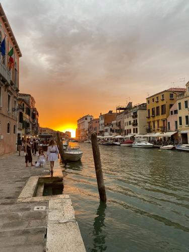 Casa Virginia direct at the canal Cannaregio with own roof terrace