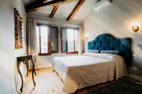 Casa Virginia direct at the canal Cannaregio with own roof terrace