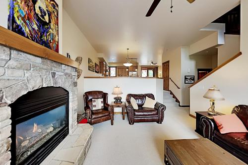 Bear Crossing Townhome - Mountain Views & Hot Tub townhouse - image 3