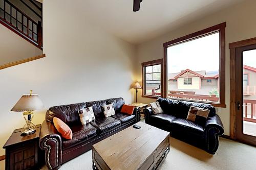 Bear Crossing Townhome - Mountain Views & Hot Tub townhouse - image 4
