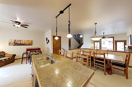Bear Crossing Townhome - Mountain Views & Hot Tub townhouse - image 8