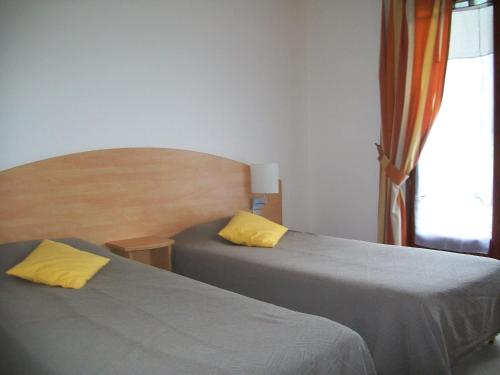2 twin beds