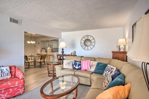 Sunny Cocoa Beach Condo with Balcony and Pool Access in 可可海灘