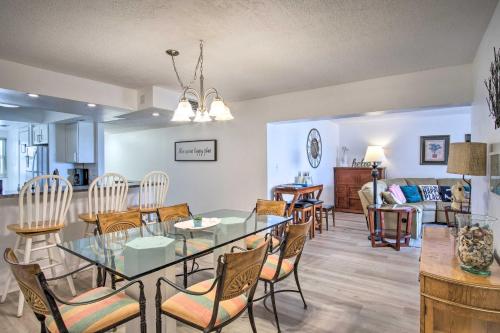 Sunny Cocoa Beach Condo with Balcony and Pool Access in 可可海灘