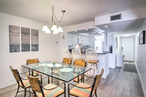 Sunny Cocoa Beach Condo with Balcony and Pool Access in 可可海灘