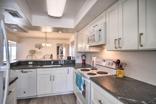 Sunny Cocoa Beach Condo with Balcony and Pool Access in 可可海灘