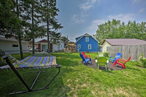 Anias Retreat with Deck Walk to Lake Michigan! in Two Rivers, USA