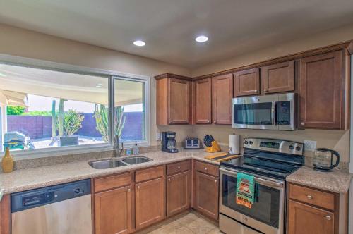 Pet-Friendly Arizona Escape Golf and Hike Nearby! in ลิตช์ฟิลด์พาร์ค