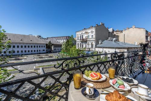 HOLT Old Town Suites with Balcony