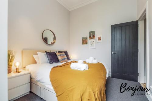 Main Door 3BR-3BA Leith Walk - Parking & Garden by Bonjour Residences Edinburgh - main image
